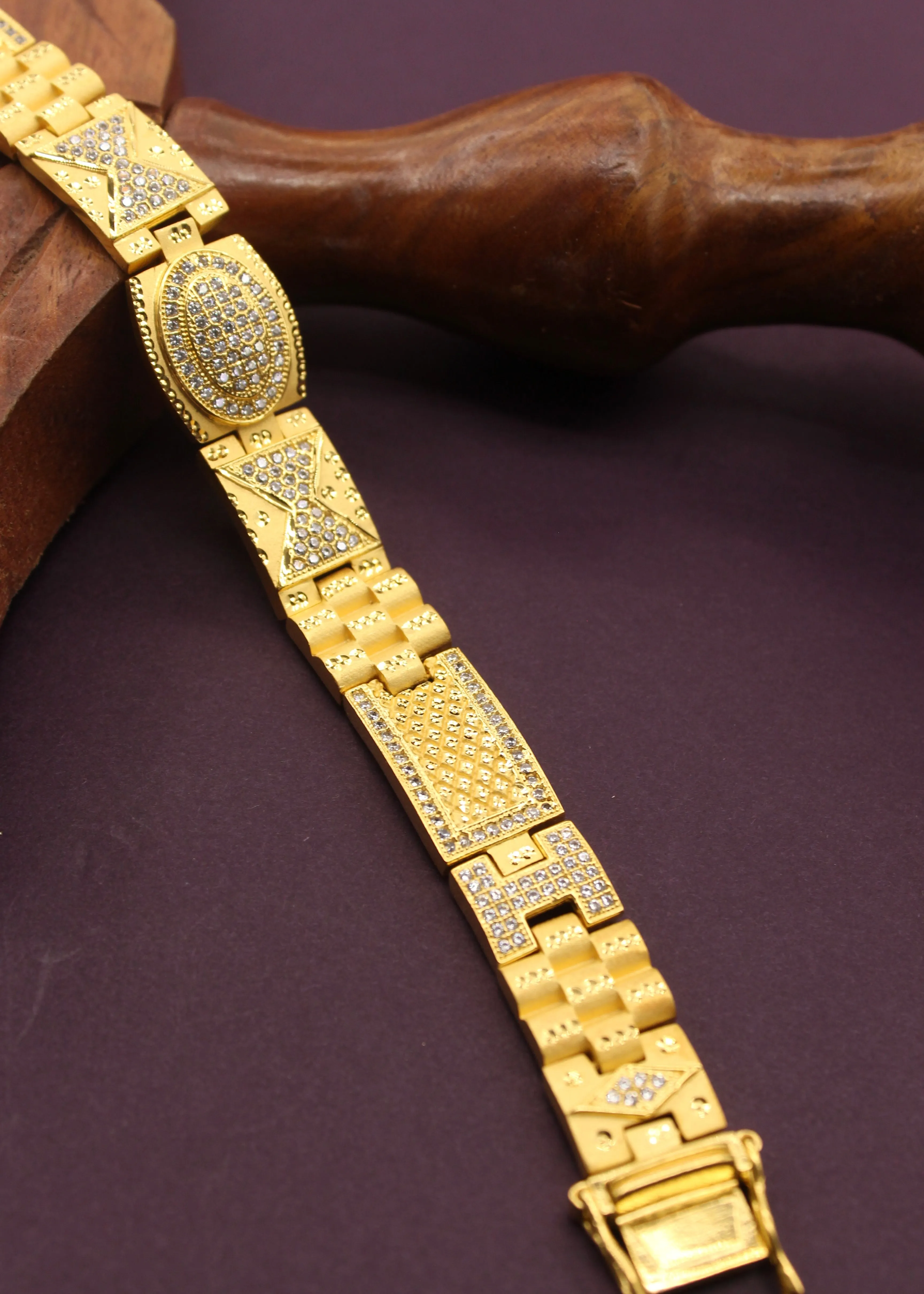 IMPRESSIVE GOLD BRACELET