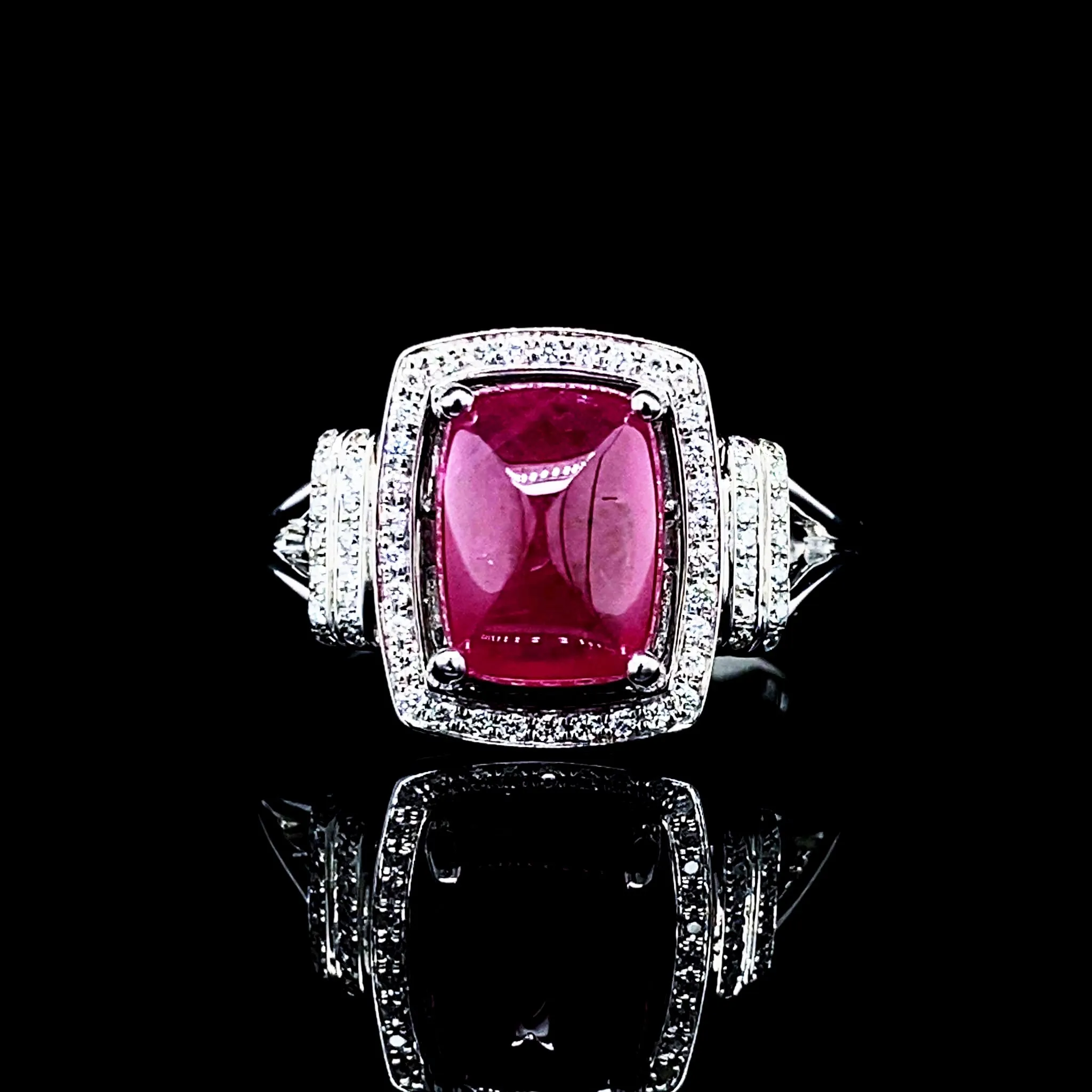 #LVNA2024 | Natural Cabochon Pink Ruby Gemstones Diamond Ring 18kt