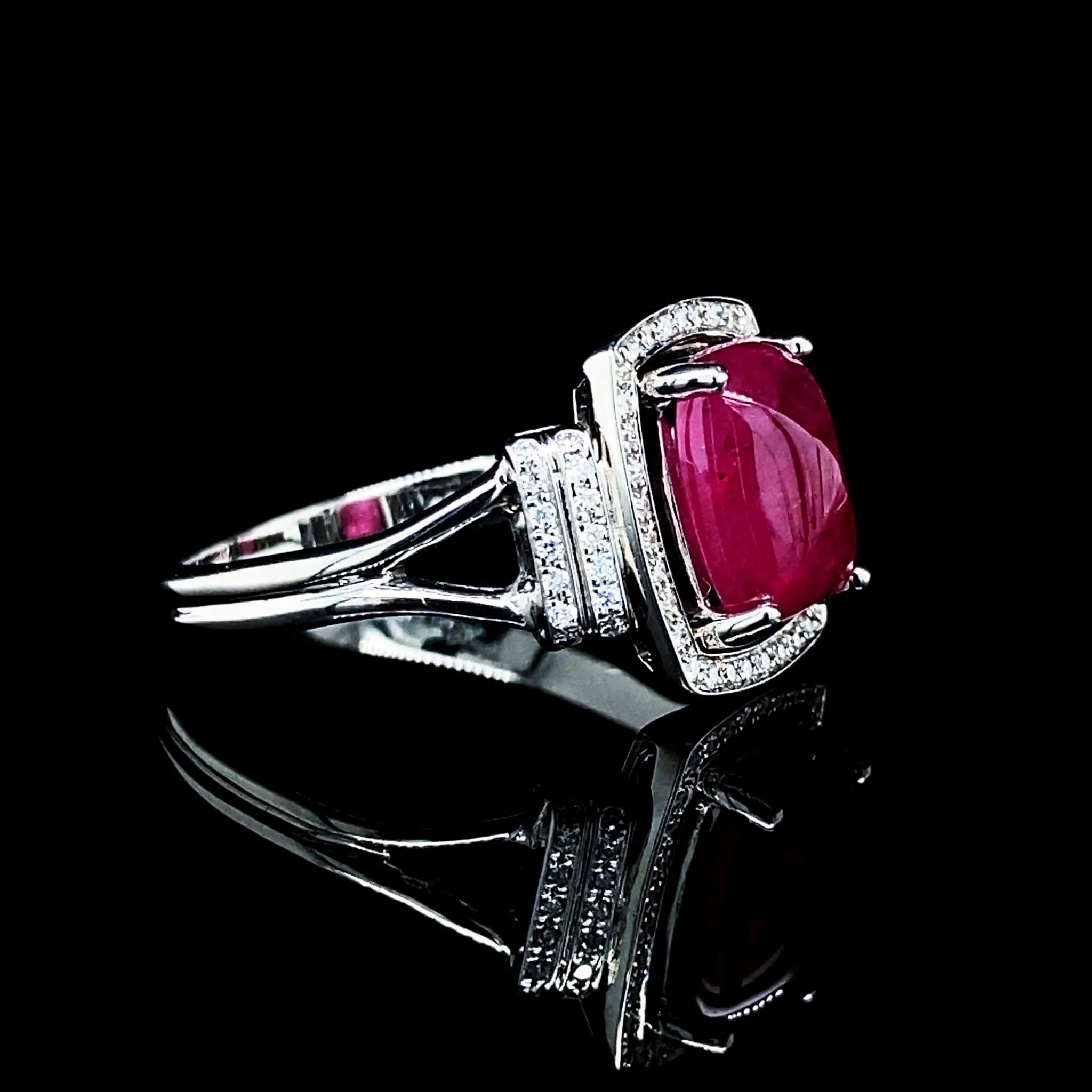 #LVNA2024 | Natural Cabochon Pink Ruby Gemstones Diamond Ring 18kt