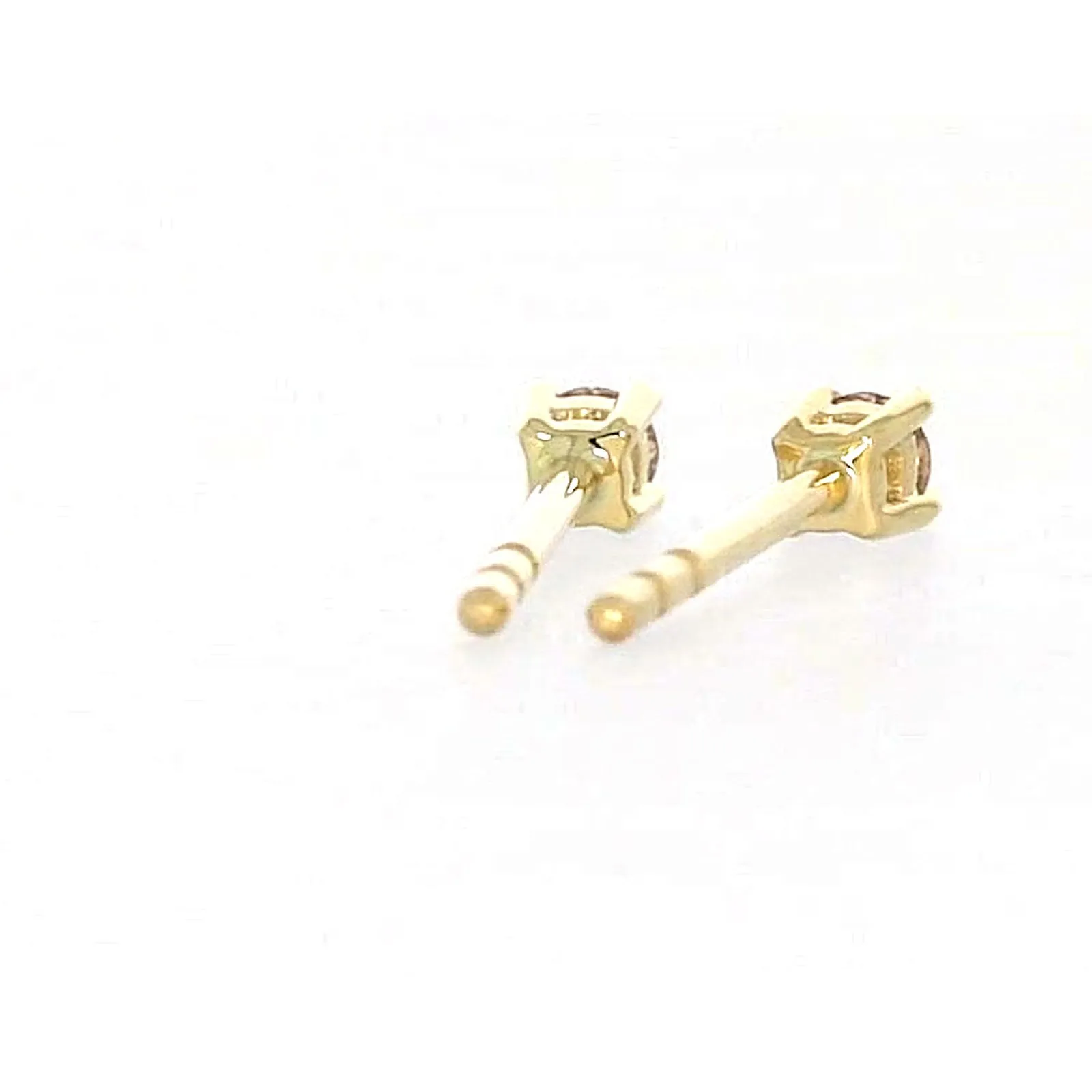 Solitaire 9ct Yellow Gold Round Brilliant Cut 0.06 CARAT tw of Diamonds Stud Earrings